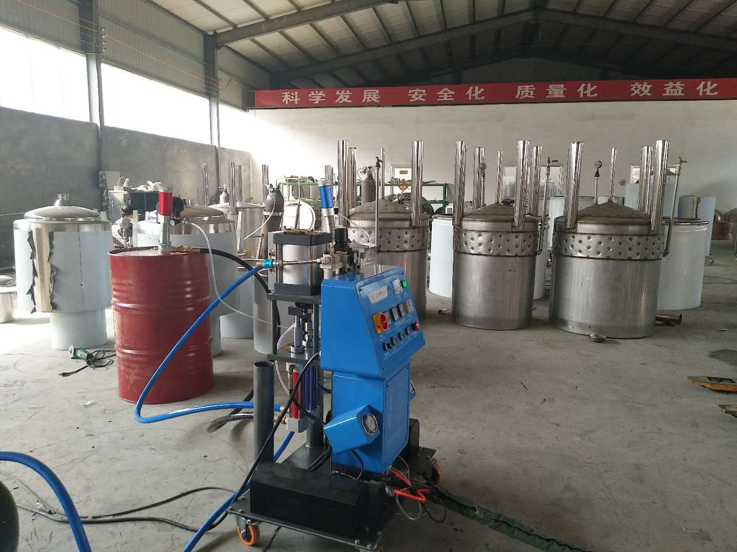 水箱保溫的保溫層可以填充聚氨酯發泡嗎 不銹鋼能用嗎(圖2) Q2600水箱保溫的保溫層填充聚氨酯發泡機