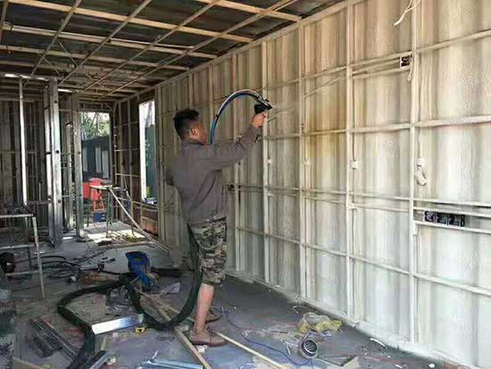 輕鋼別墅用聚氨酯保溫效果怎么樣 噴涂機施工快(圖1) 輕鋼別墅用聚氨酯保溫 噴涂機施工快
