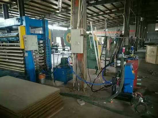 防盜門填充聚氨酯發(fā)泡(圖1) Q2600D發(fā)泡機用于防盜門填充聚氨酯發(fā)泡案例