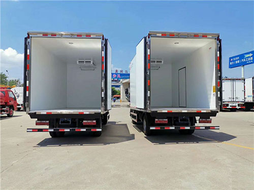 冷藏車廂板廂體填充聚氨酯噴涂機(圖1) 冷藏車廂板廂體填充聚氨酯噴涂案例