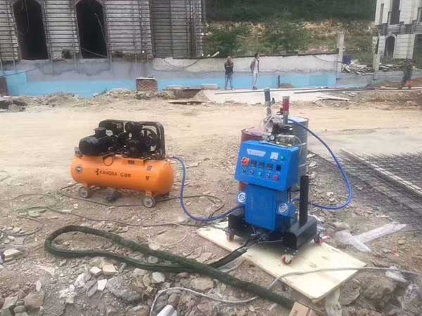 聚氨酯保溫外墻夾縫澆注聚氨酯設備施工(圖2) Q2600聚氨酯保溫外墻夾縫澆注聚氨酯設備