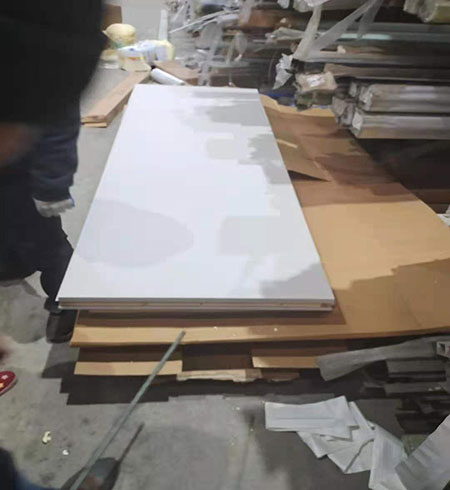 聚氨酯噴涂保溫(圖3) 聚氨酯噴涂保溫不銹鋼門板夾層